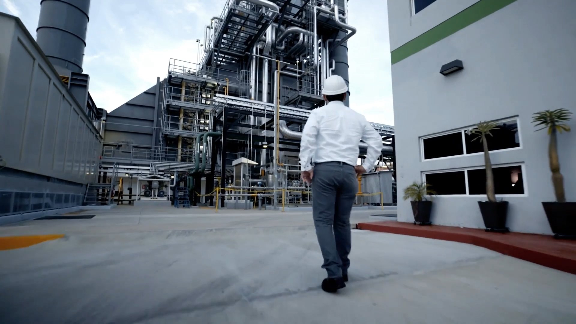 SIEMENS - Julio & Juanita - Still 3